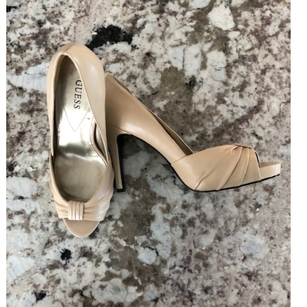 GUESS  Beige PLATFORM  HEELS Size 9M  NEW without tags